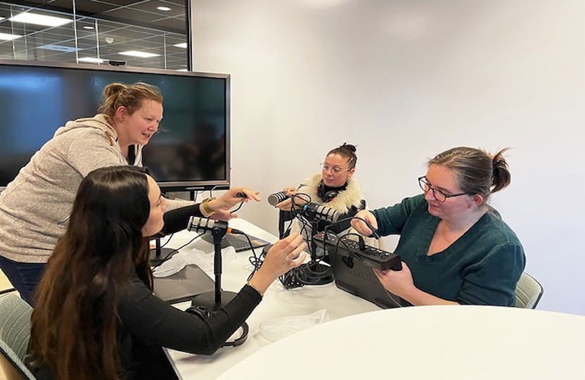 De groep van Hilly en Jill maakt hun eerste podcast bij SALTO