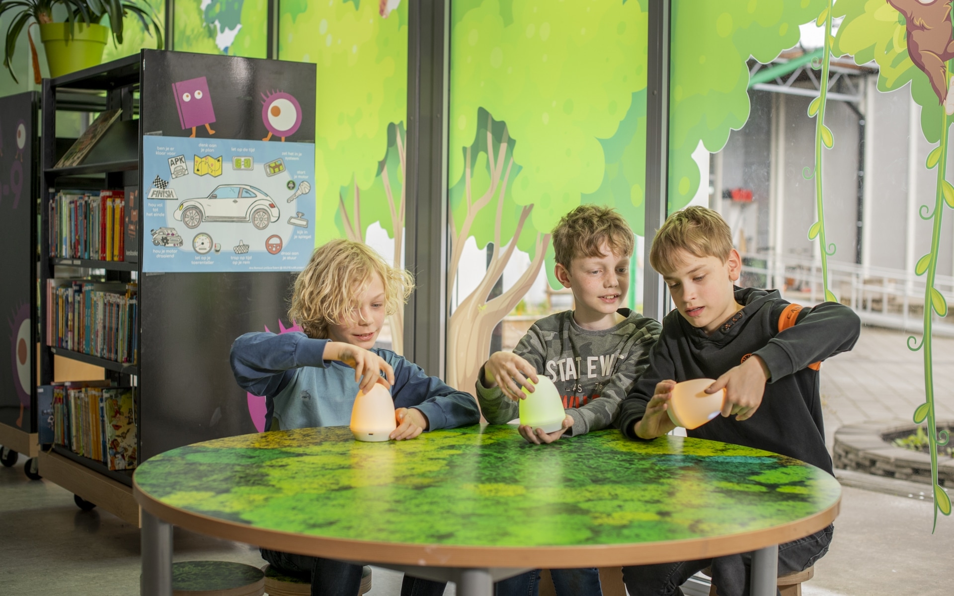 Leerlingen leren happybots