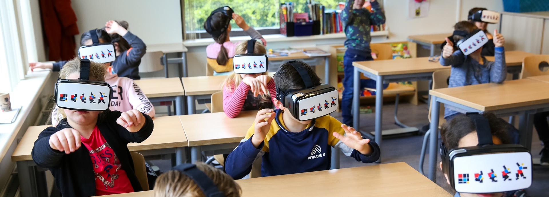 leerlingen met VR bril